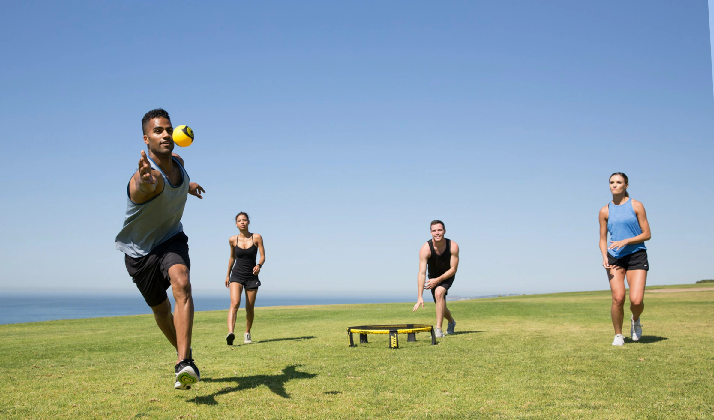 画像：スポーツで交流している人たち