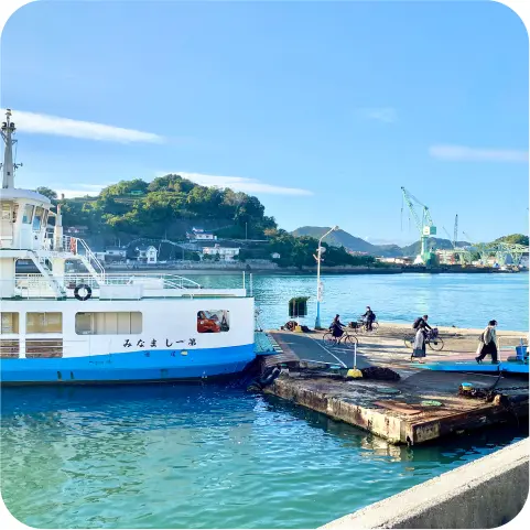 写真:海辺にフェリーが止まっています