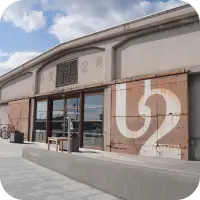 写真:U2と書かれた建物