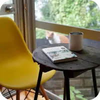 写真:テーブルの上にコーヒーと本が置いてあります