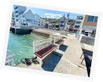写真:海辺にベンチが写ってます。