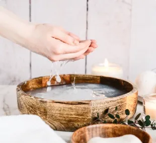 画像：水素水を洗顔に使用しているイメージ