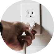 画像：電源をコンセントに挿している