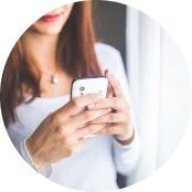 画像：スマホで申し込みしている
